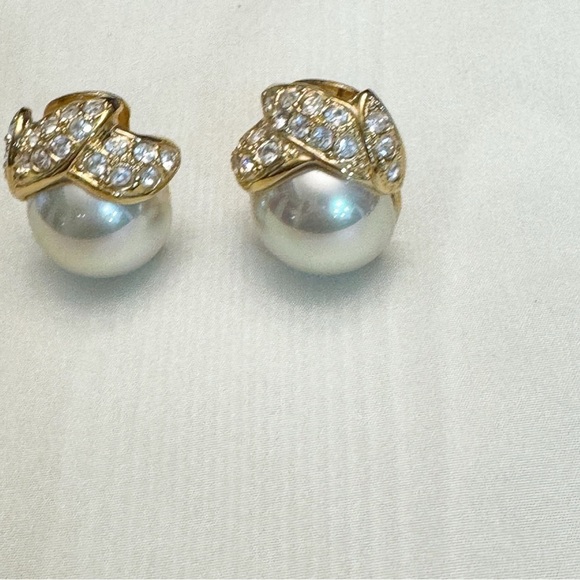 Pair of Vintage Roman Golden Faux Pearl Clip On Earrings - Picture 5 of 13